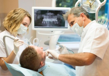 Dr. Gábor Baráth, Implantologie-Zahnarzt bei der Arbeit