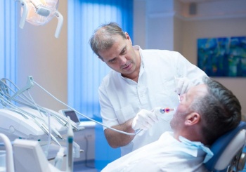 Dr. Gábor Baráth, Implantologie-Zahnarzt bei der Arbeit